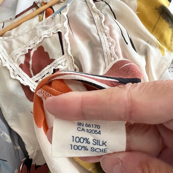 100% Silk Anthropologie Flutter Blouse Size 6 (but fits much larger) - Picture 4 of 5